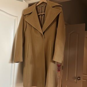 Diane von fostenberg coat. Tan color. Very classyy and great for outings. Warm